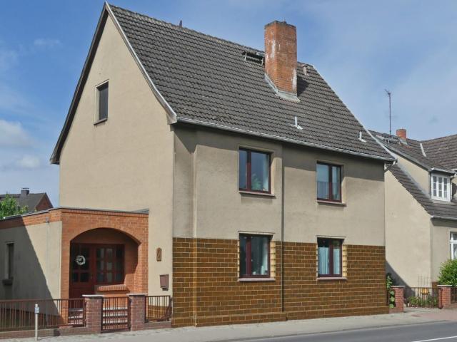 Saniertes Wohnhaus 2 Vollgesch Boden, Keller, große Doppelgarage, Sauna, Hof und Garten