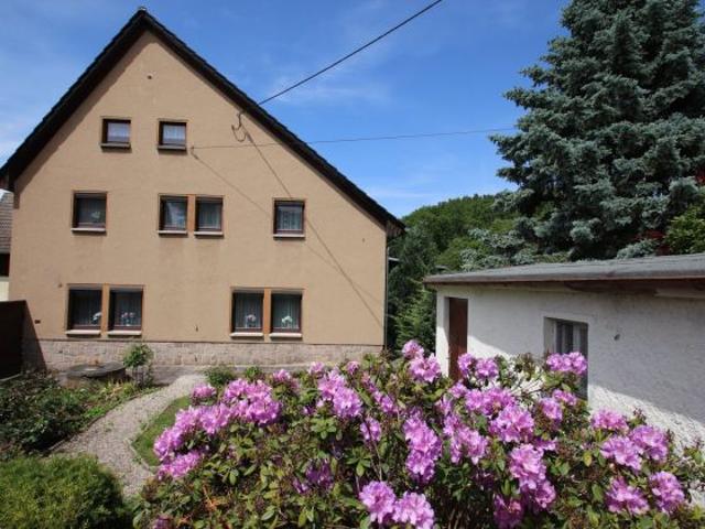 Sanierungsbed. Wohnhaus mit denkmalgeschütztem Wirtschaftsgebäude + Garage
