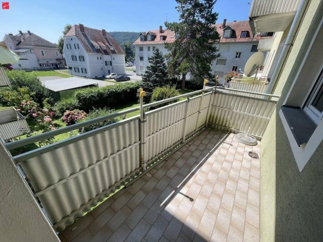 Sanierungsbedürftig: Pärchenwohnung mit Fischgrätparkettböden!