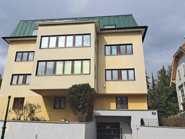 Sanierungsbedürftige 4 Zimmer Terrassen Wohnung mit viel Potenzial!