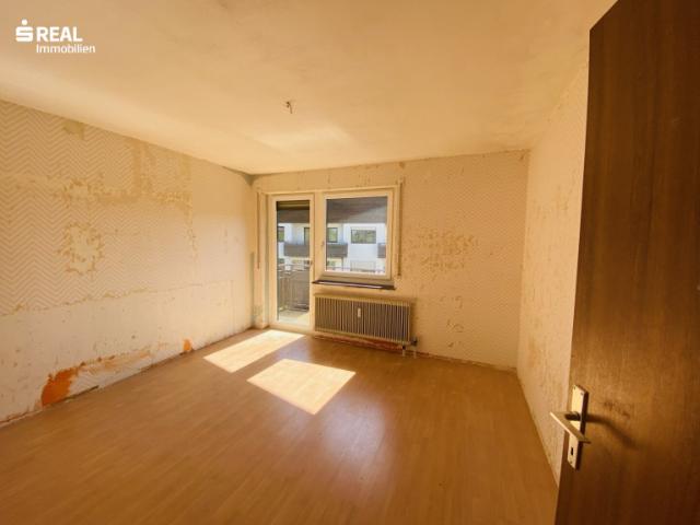 Sanierungsbedürftige 4 Zimmer Wohnung mit zwei Balkonen in ruhiger Lage