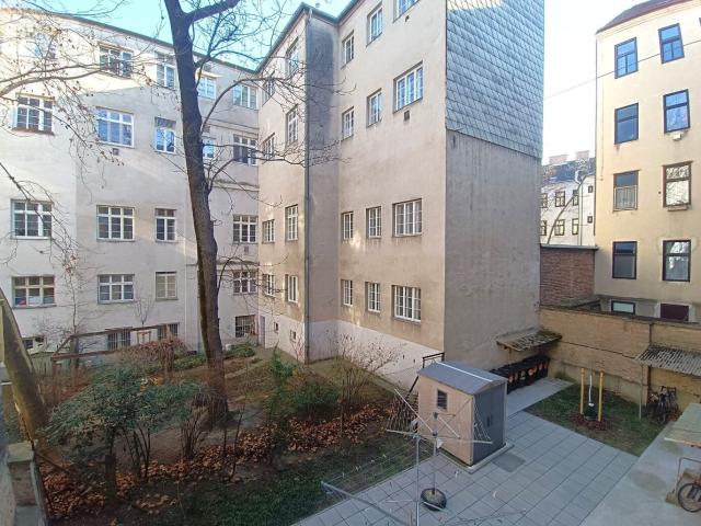 Sanierungsbedürftige 1 Zimmer Wohnung mit Potential! Küche separat! Nähe Parkanlage Familienplatz & U3 Ottakring!
