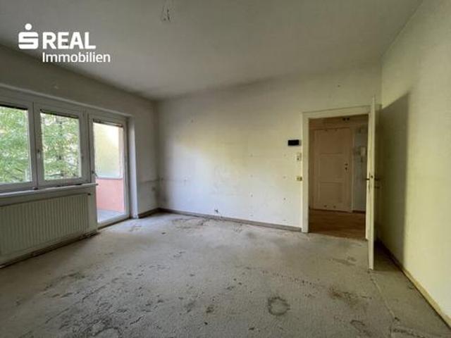 Sanierungsbedürftige 2 Zimmer Wohnung mit Balkon in Salzburg