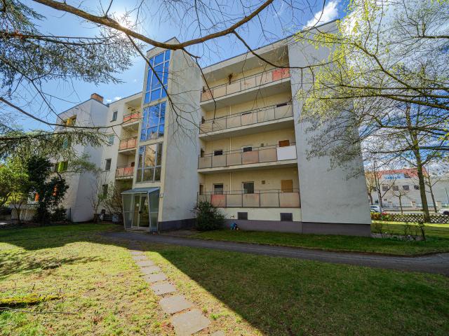 Sanierungsbedürftige 2 Zimmer Wohnung IDEAL FÜR KLEINE 2ér WG !