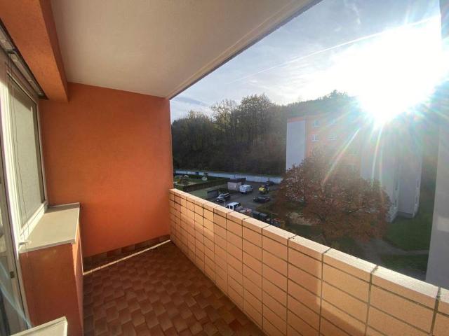 Sanierungsbedürftige 2 Zimmerwohnung mit Loggia und eigener Garage