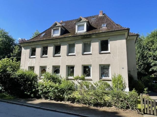 Sanierungsbedürftige teilvermietete MFH Doppelhaushälfte mit drei Wohneinheiten in ruhiger Lage!