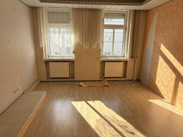 SANIERUNGSBEDÜRFTIGE Wohnung mit Balkon im 3.OG 86 m²