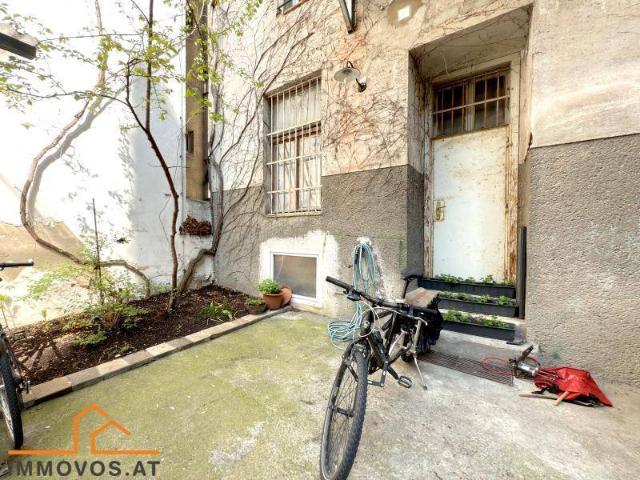 sanierungsbedürftige ALTBAU Wohnung mit TERRASSE im EG