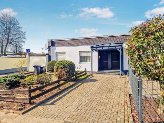 sanierungsbedürftige Bungalow Hälfte in Eigentümergemeinschaft mit Garten in Heiligenhaus Unterilp