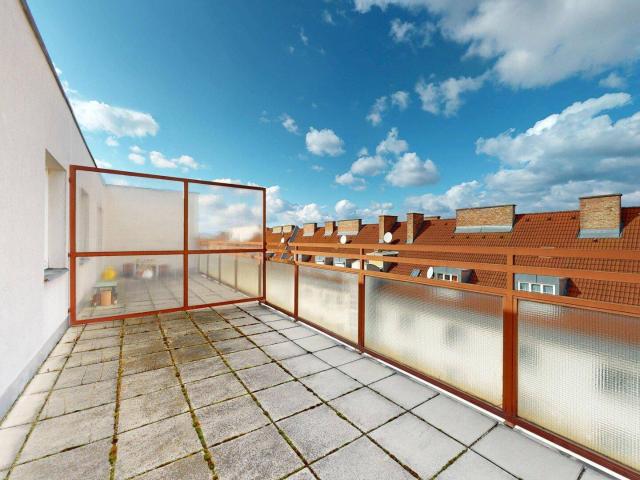 Sanierungsbedürftige Dachgeschoßwohnung mit 2 Terrassen!