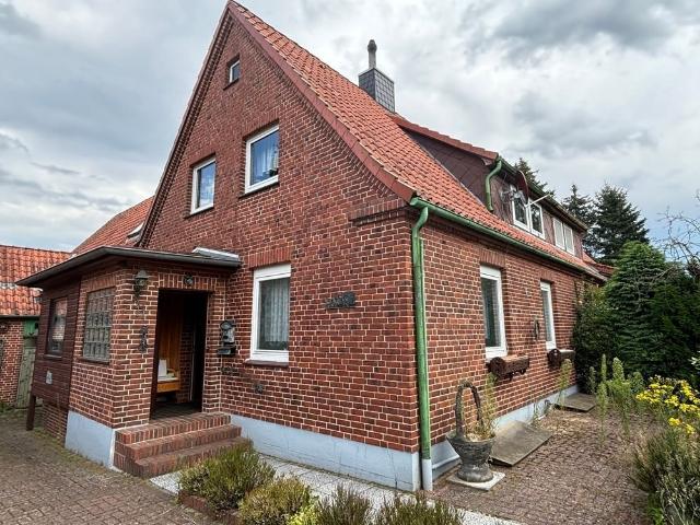 Sanierungsbedürftige DHH mit Anbau, Keller und Nebengebäuden auf ruhigem Grundstück in Egestorf