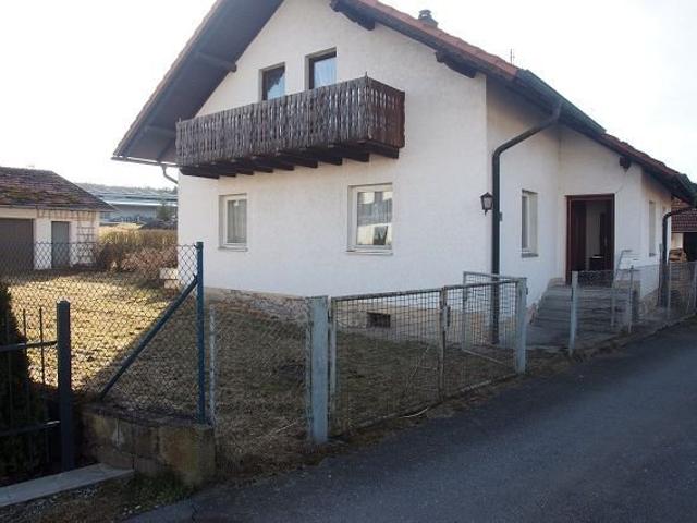 Sanierungsbedürftige Doppelhaushälfte in Miltach gestalten Sie Ihr neues Zuhause! 69.000,00 €