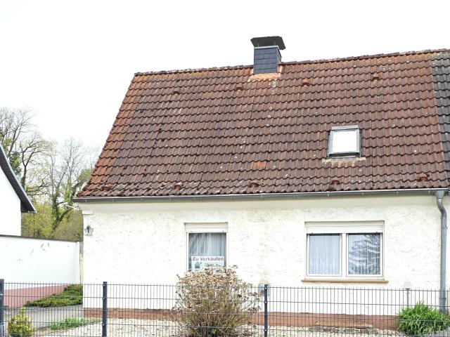 sanierungsbedürftige Doppelhaushälfte in begehrter Lage in Roßlau