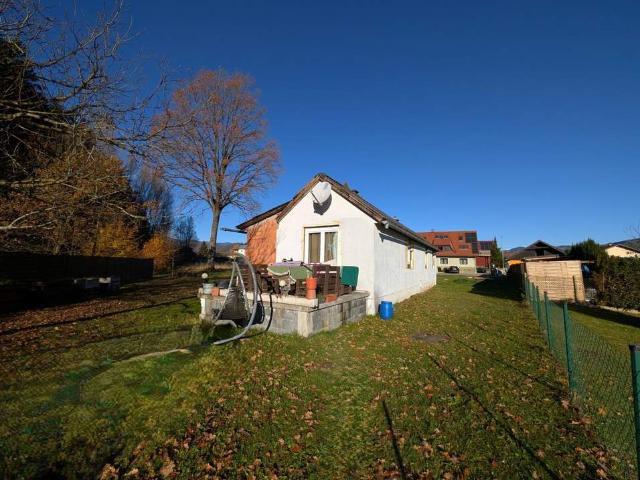 Sanierungsbedürftiger Bungalow mit großem Grundstück in ruhiger, sonniger Lage