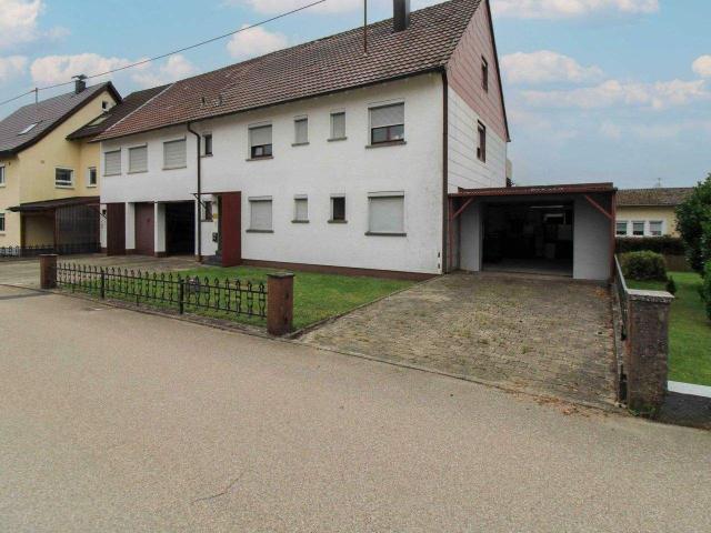 Sanierungsbedürftiges Dreifamilienhaus mit viel Potenzial