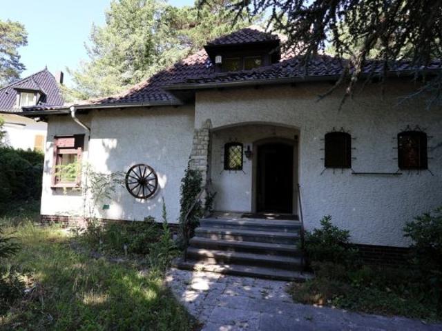 Sanierungsbedürftiges Ein bis Zweifamilienhaus mit Baugrund und viel Potential nahe Zeltinger Platz