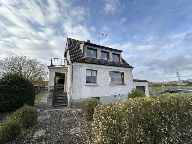 / Sanierungsbedürftiges Ein Zweifamilienhaus mit freier Sicht aufs Feld!