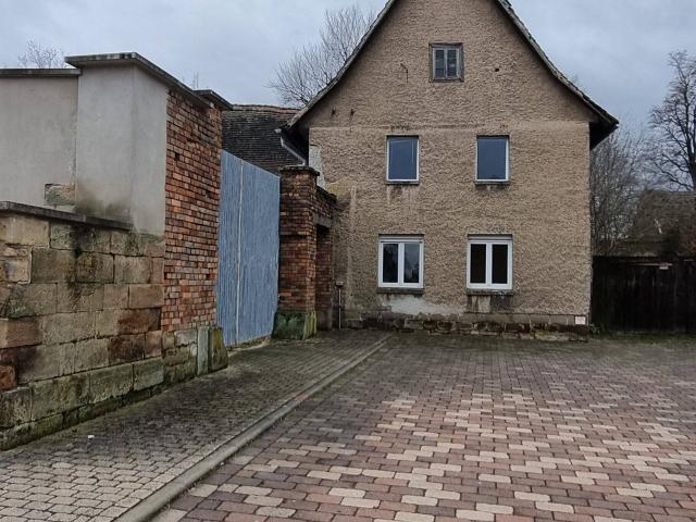 sanierungsbedürftiges Einfamilienhaus/Dreiseithof mit viel Platz!