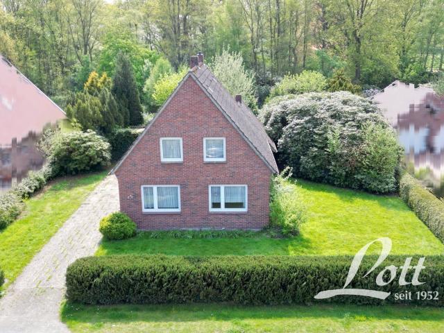 Sanierungsbedürftiges Haus mit ca. 1.199 m² großem Grundstück direkt an Wäldchen angrenzend!