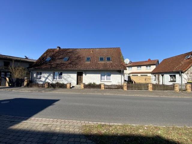sanierungsbedürftiges Haus mit Garage und Nebengebäude günstig zu verkaufen
