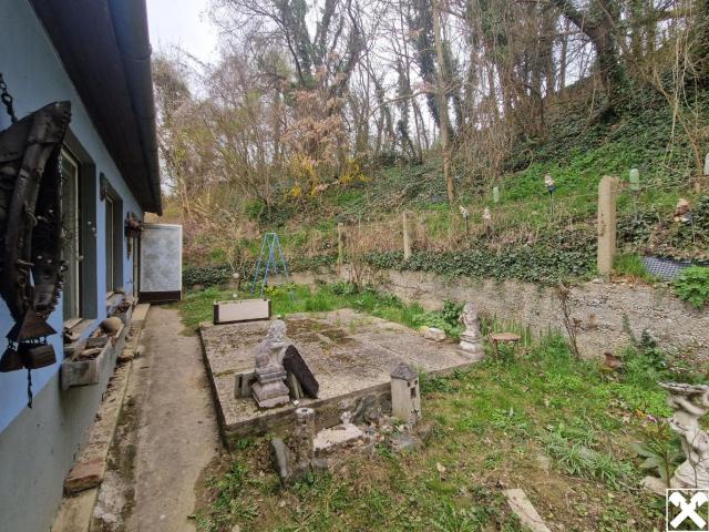 Sanierungsbedürftiges Landhaus mit Kleinem Holzschuppen und Ruhigem Innenhof an der Wagramkante mit Kleinem Weinkeller Für 1 2 Personen
