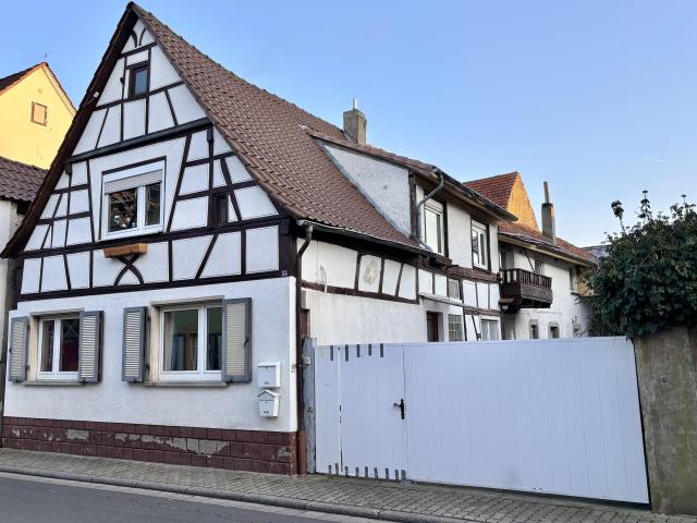 Sanierungsbedürftiges Mehrfamilienhaus Investitionsobjekt mit Entwicklungspotenzial