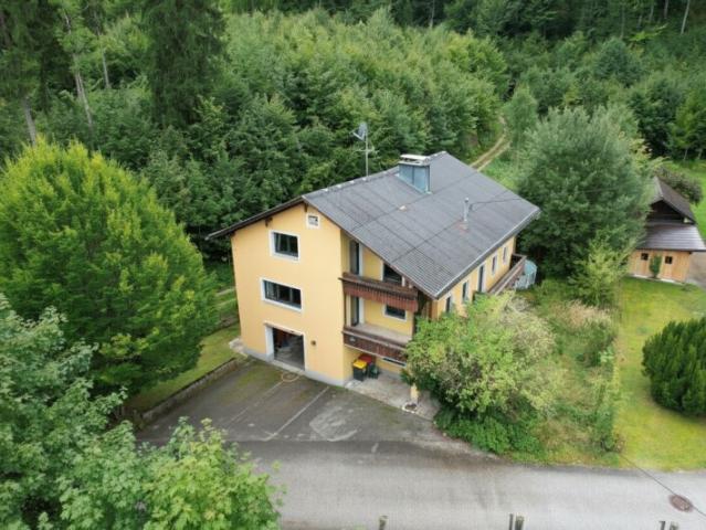 Sanierungsbedürftiges Mehrfamilienhaus mit großem Potenzial in Grünau im Almtal