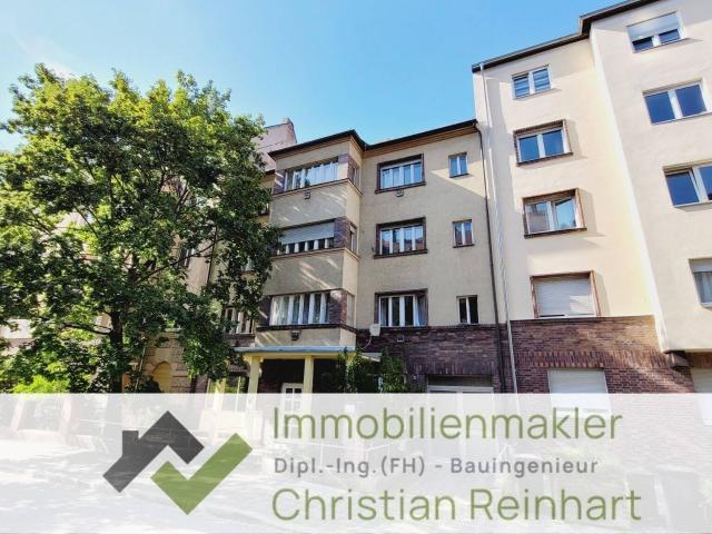 Sanierungsbedürftiges Mehrfamilienhaus mit Wohnungen, Garagen und Büros