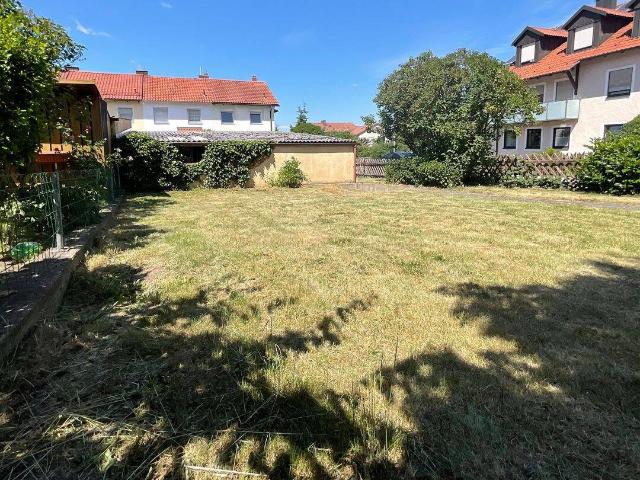 Sanierungsbedürftiges Reihenendhaus mit Doppelgarage in Ammersricht