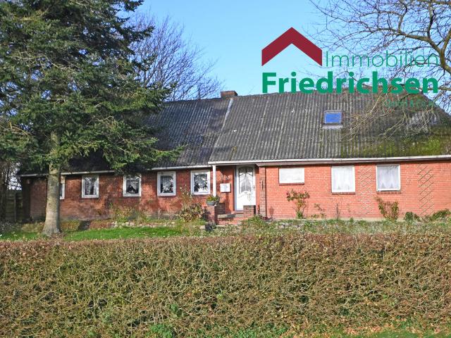 Sanierungsbedürftiges Wohnhaus im Außenbereich von Neukirchen
