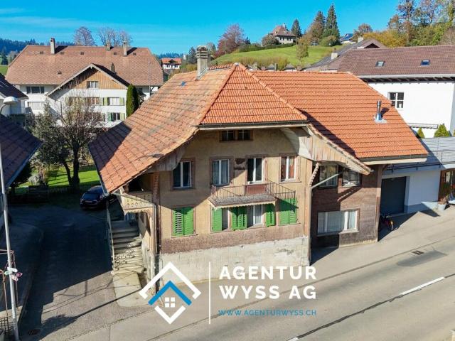 Zweifamilienhaus mit Renovationsbedarf und zusätzlicher Baulandparzelle