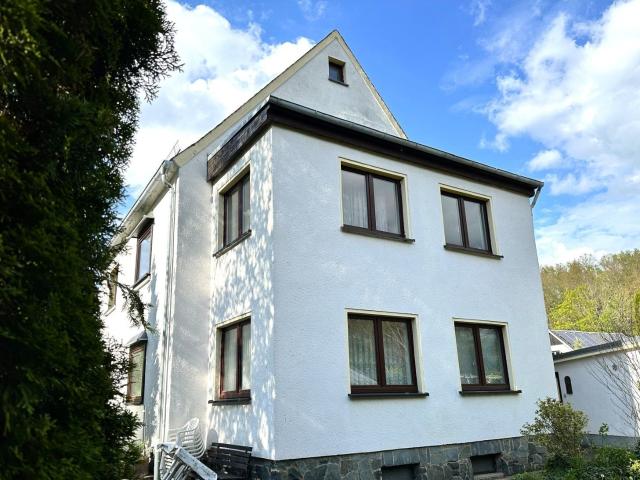 Sanierungsbedürftiges Zweifamilienhaus in beliebter, ruhiger Wohngegend  3 Garagen!