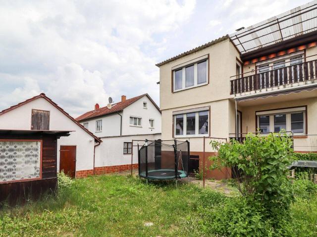 Sanierungsbedürftiges Zweifamilienhaus mit Garten und Garage in begehrter Wohnlage!