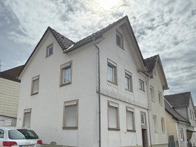 !SANIERUNGSOBJEKT! 2 Familienhaus mit Garage und kleinem Garten. Dachgeschoss ausbaubar