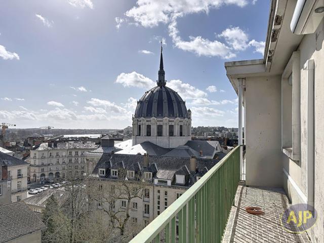 SANITAT / RUE DOBREE: T4 en dernier étage avec cave et parking