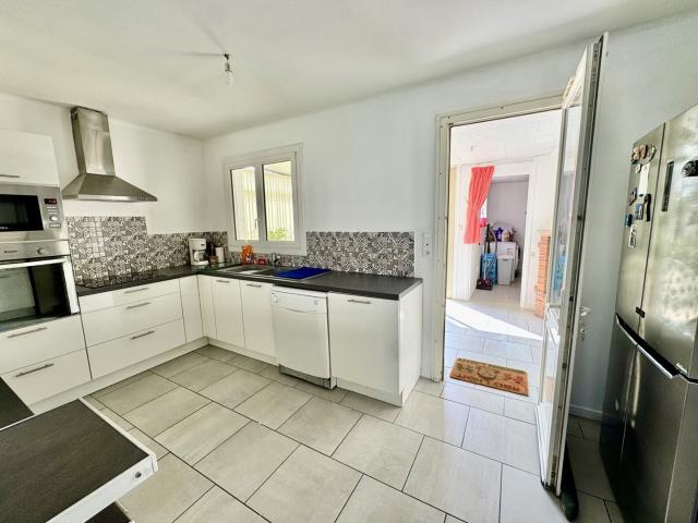 SANS TRAVAUX, DEPENDANCES, COMMERCES À PIED, 2 CHAMBRES, 900 M2 DE TERRAIN, PUITS, DOUBLE GARAGE