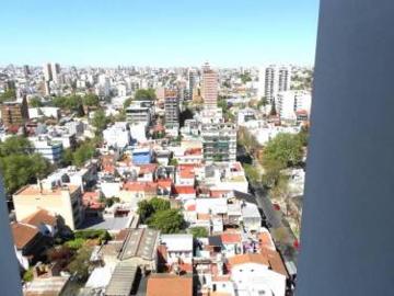 S/piso de 4 amb. Frte. Balcon. Doble circulación. Baño y toilette. Seg 24 hs. Vista abierta