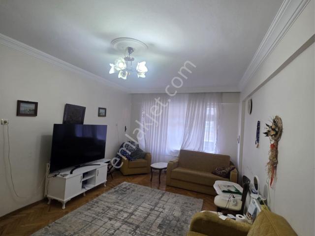 Saadet Caddesinde İci Temiz Satılık Daire