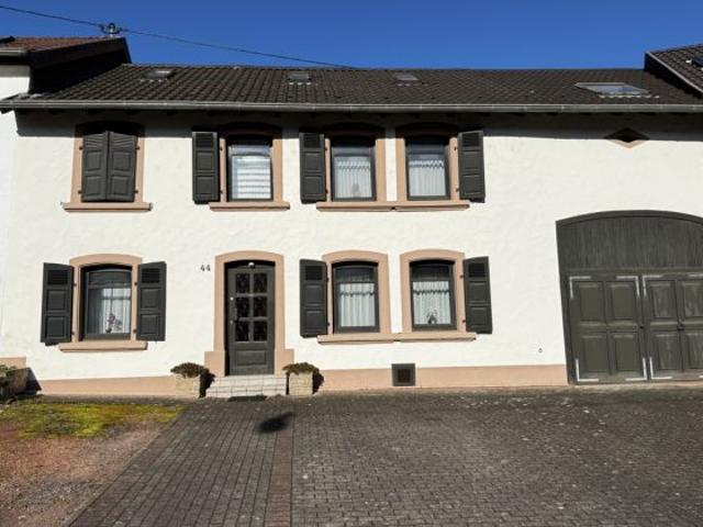 Saarlouis Neuforweiler: Einfamilienhaus im Landhausstil mit Garage, Stellplätzen und großem Garten