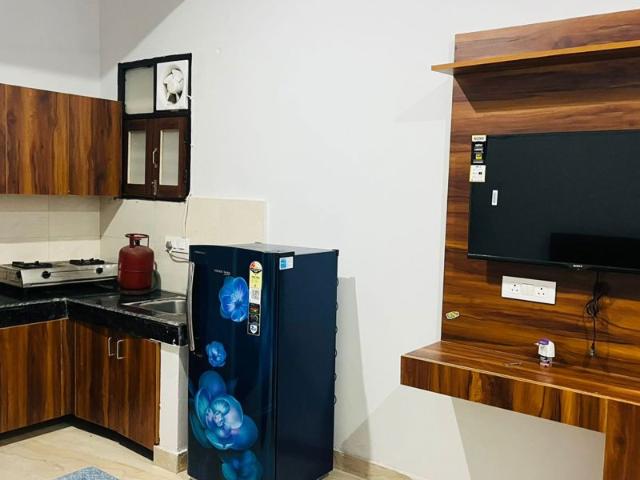 Safdarjung Enclave 1 Bedroom 250 Sq. Yd. Apartment in Safdarjung Enclave Delhi Listing ID: #10088