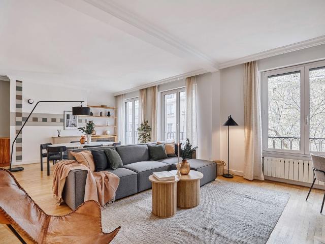 Safir 3 bedrooms and balcony in Trocadero, Paris Amsterdam Apartments for Rent