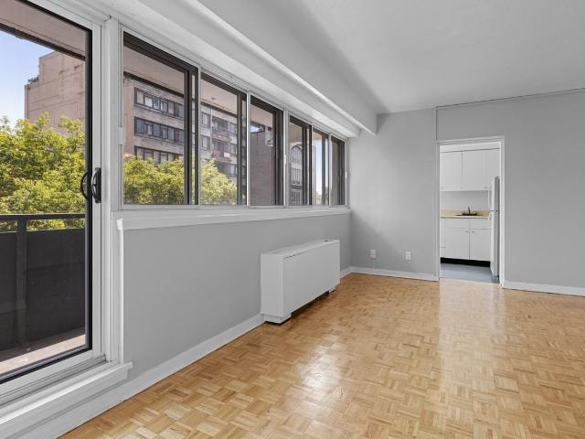 Saguenay Apartments 1 Bedroom Apartment for Rent at 270 Somerset St W, Ottawa, ON K2P 0J7 Centretown