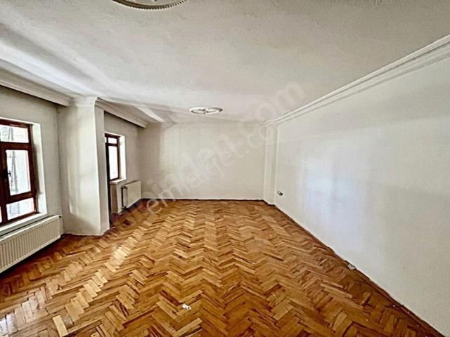 Sahibinden Ana Cadde Konumlu Hastanelere Yürüme Mesafesinde Yalıtımli Balkonlu 3+1 Geniş Bakımlı Daire
