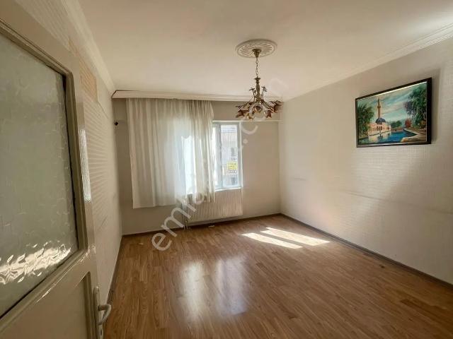 Sahibinden Emniyet Caddesi 3+1 Doğalgazlı Parkeli Bakımlı Temiz Daire