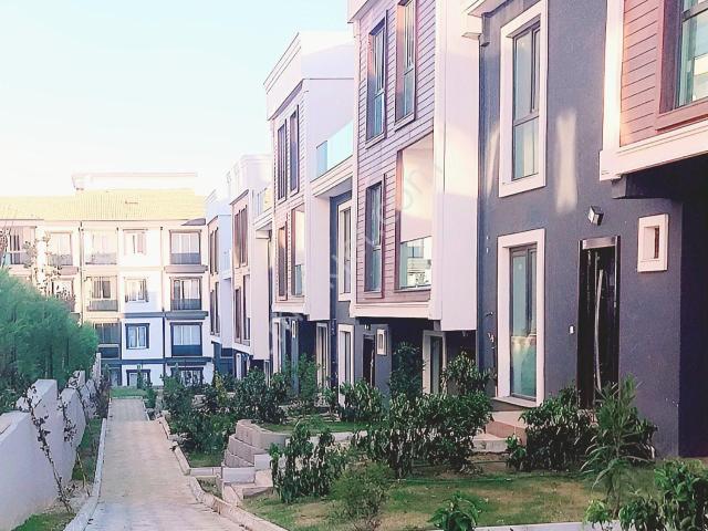 Sahibinden Silivri'de Modern Site İçi Villa 5+2, Geniş Alan, Yeni Yapı!