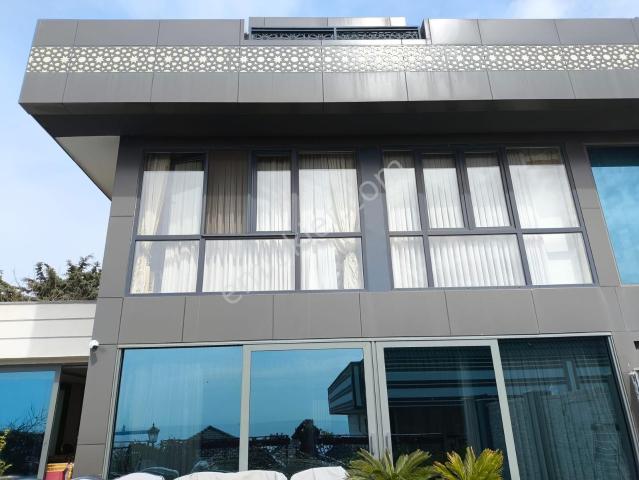 Sahil Mahallesi Deniz Manzaralı 7+2 500m2 Satılık Villa