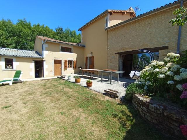 SAIVRES 79 À VENDRE – MAISON DE CARACTÈRE EN PLEINE CAMPAGNE 195 m² 6P 3249 m² de terrain arboré