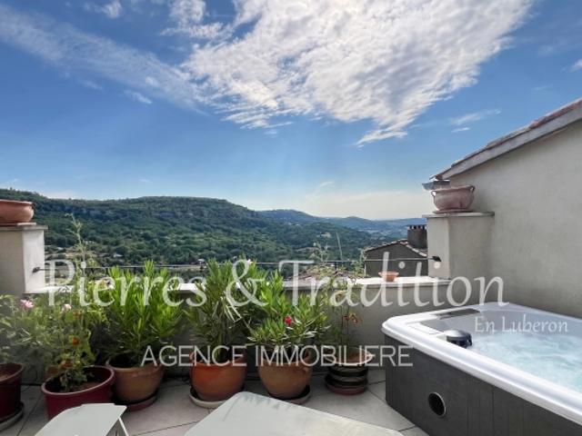Saignon, maison de village entièrement rénovée avec 2 terrasses et vue