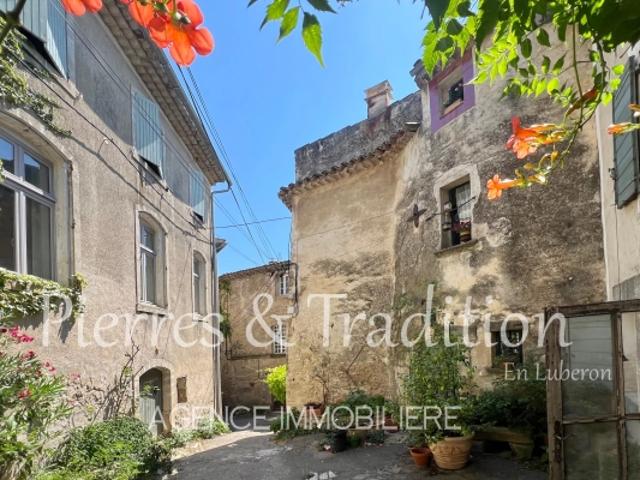Saignon, grande maison de village avec local commercial et terrasse