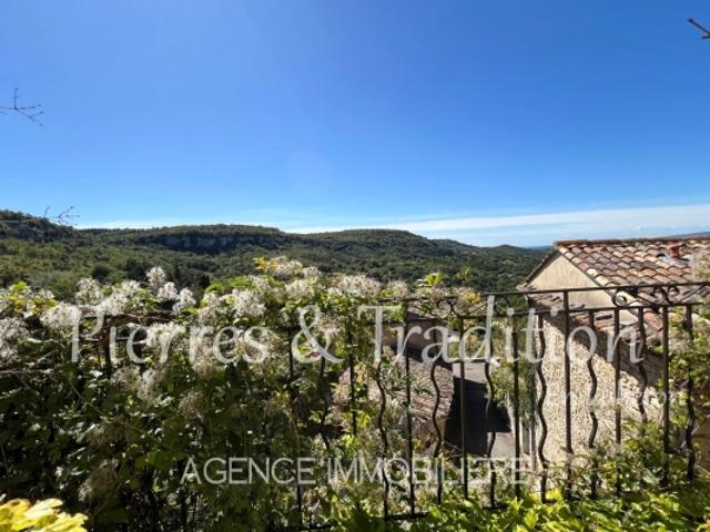Saignon, partie de maison de village avec balcon et dépendances